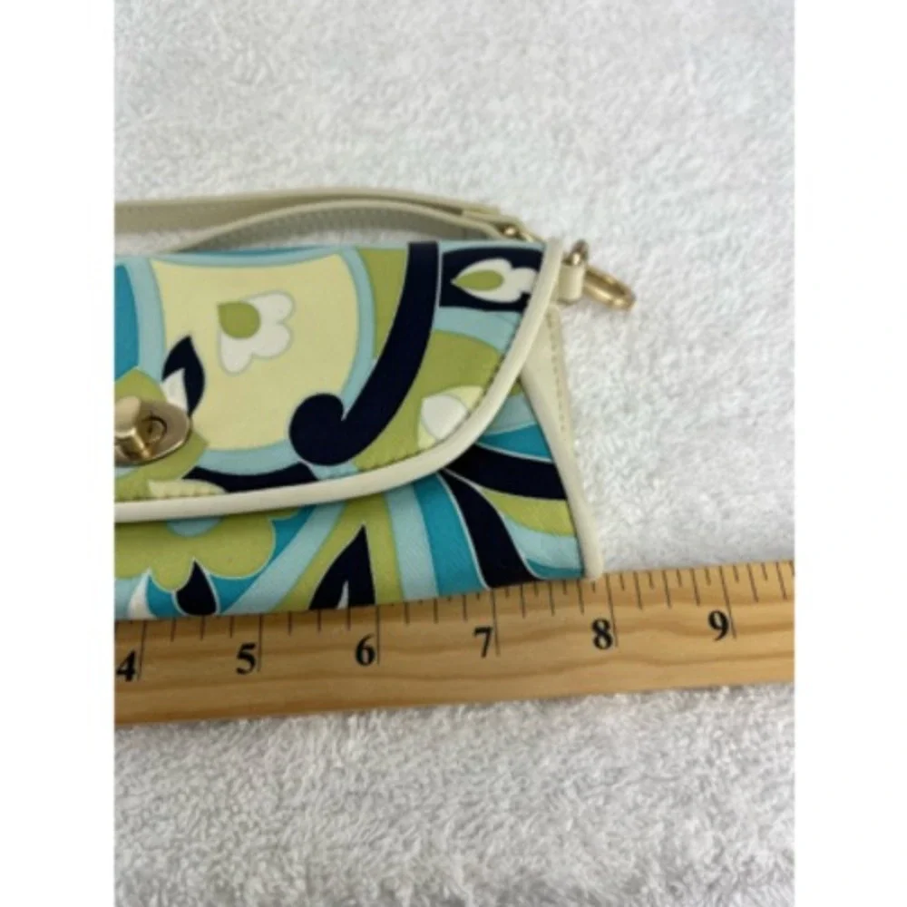 Ann Taylor capture attention